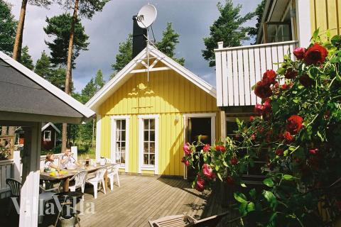 Husets store terrasse er dejlig ugenert og perfekt til en hyggelig grillaften eller en solrig dag