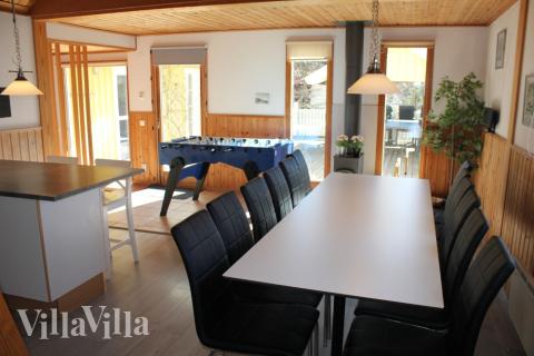 Opholdsrum med plads til 12 i luksushus nr. 127.