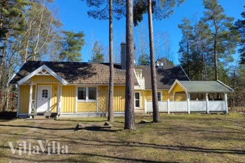 Dette skønne poolhus nr. 127 med plads til 12 personer ligger i Sverige