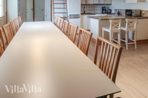 Det store lyse opholdrum i luksushus nr. 84 til 18.