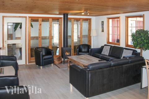 Sofaen i luksushus 84 i Sverige indbyder til brætspil eller at se en film sammen.