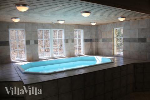 Der er plads til hele 10 personer i det elegante spabad