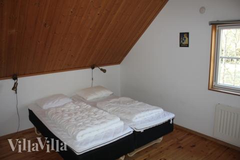 Soveværelserne er indrettet på husets 1. sal i 2 soveafdelinger, hvor der til hver afdeling også er tilknyttet et badeværelse