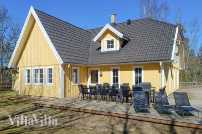 Dette skønne poolhus nr. 78 med plads til 14 personer ligger i Sverige