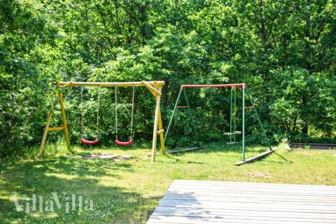 I det attraktive aktivitesrum i luksushus nr. 78 i Sverige  er der masser af udendørs aktiviteter, f.eks. legetårn og gynge