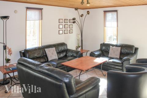 Sofahjørnet i luksushus 78 i Sverige.