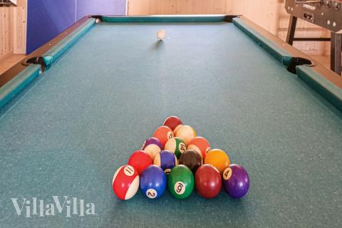 Luksushus 244 til 14 personer byder på et stort aktivitetsrum med bl.a. billard og dart