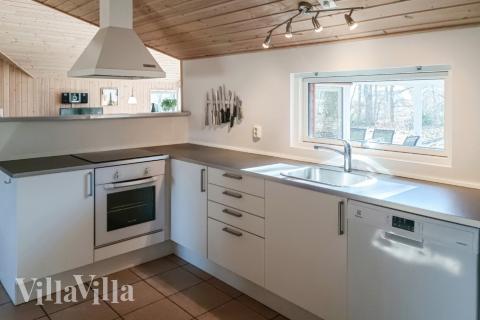 Køkkenet i luksushus nr. 244 er udstyrret, så I let kan lave mad til 14 personer.