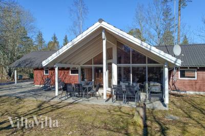 Dette skønne poolhus nr. 244 med plads til 14 personer ligger i Sverige