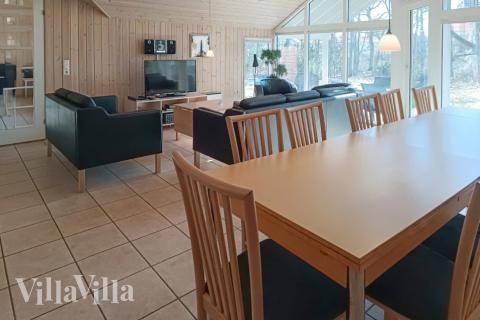 Det store lyse opholdrum i luksushus nr. 244 til 14.