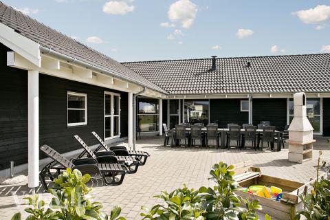 Dette flotte luksushus er opført på en stor naturgrund tæt på stranden og feriebyen Marielyst