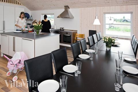 Opholdsrummet er et arkitektonisk flot og lyst rum, som indbyder til hyggeligt samvær med familie og venner