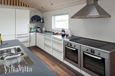 Det veludstyrede køkken med koge-ø indeholder bl.a. 2 ovne, 2 opvaskemaskiner samt stor kølekapacitet m.m