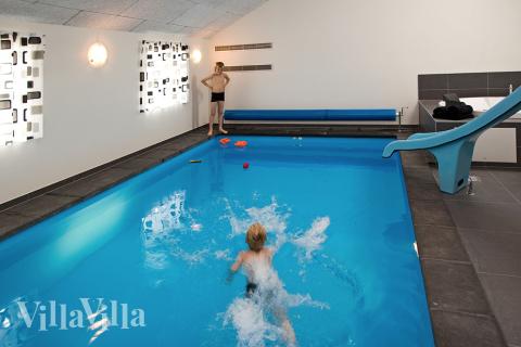 I det indbydende poolrum kan I nyde en tur i den 18 m2 store pool med vandrutsjebane. Der er også svømmetræner, som kan give lidt ekstra kondition og sjov