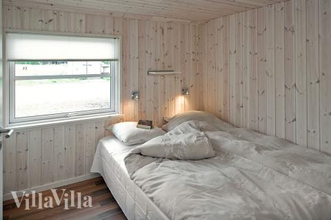 Soveværelserne er praktisk indrettede med boxmadrasser og indbygningsskabe