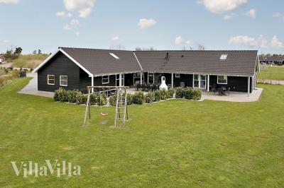 Dejligt poolhus i Marielyst med mulighed for at grille på den 130 m2 store terrasse - heraf er 51 m2 overdækket. 