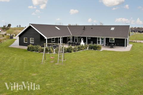 Dejligt poolhus i Marielyst med mulighed for at grille på den 130 m2 store terrasse - heraf er 51 m2 overdækket. 