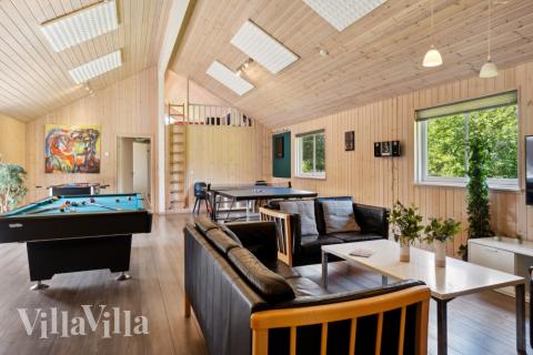 Dyst i sommerhusets aktivitetsrum, når I besøger luksushus nr. 261 i Vestjylland.