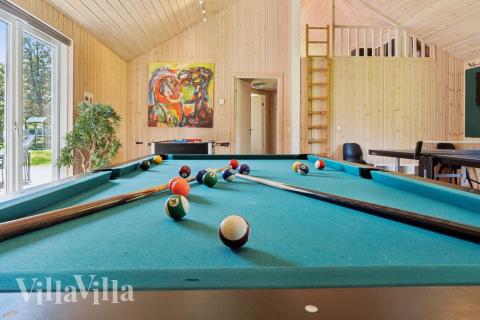 Aktivitetsrum i luksushus nr. 261 med 9 soveværelser og plads til 24 personer.