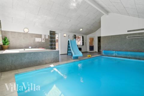 Sommerhus 261 er indrettet med en lækker poolafdeling med vandrutsjebane, dejlig stor indbygget spabad og sauna