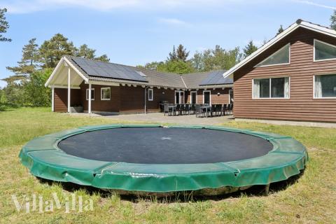 Ud over de mange timer, man kan bruge i husets pool-afdeling, så byder luksushus 261 også på mange udendørs aktiviteter