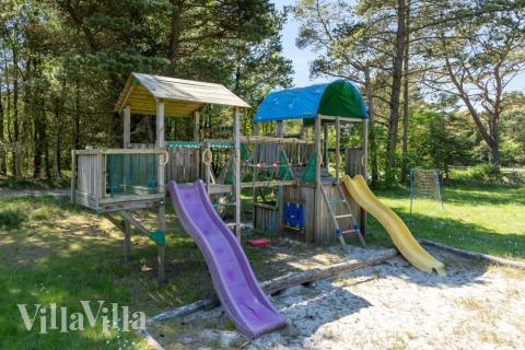 I det attraktive aktivitesrum i luksushus nr. 261 i Vestjylland  er der masser af udendørs aktiviteter, f.eks. legetårn og gynge