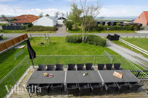 På husets store terrasse kan man nyde sommervejret mens børnene leger i haven