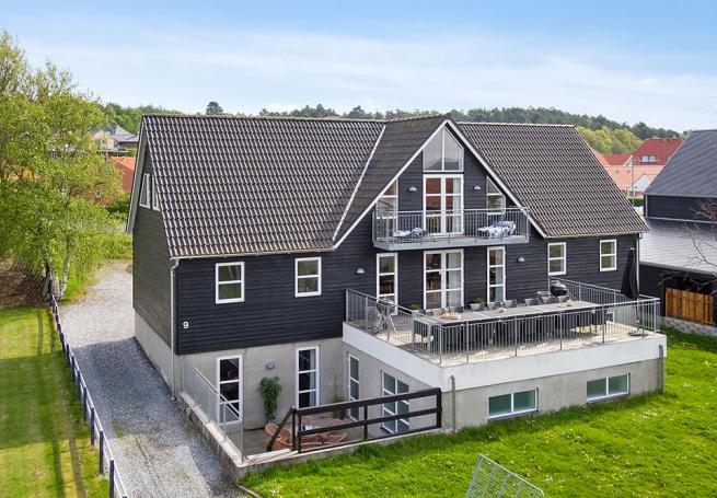 Dette eksklusive sommerhus i populære Ebeltoft har plads til 24 personer, pool og mange andre aktiviteter