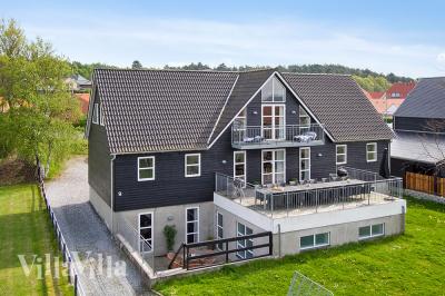 Dette eksklusive sommerhus i populære Ebeltoft har plads til 24 personer, pool og mange andre aktiviteter