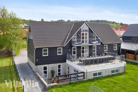 Dette eksklusive sommerhus i populære Ebeltoft har plads til 24 personer, pool og mange andre aktiviteter