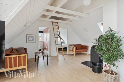 Sofaen i luksushus 148 i Østjylland indbyder til brætspil eller at se en film sammen.