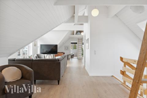 Der er mulighed for hygge i sommerhusets sofaarrangement, når I besøger luksushus nr. 148