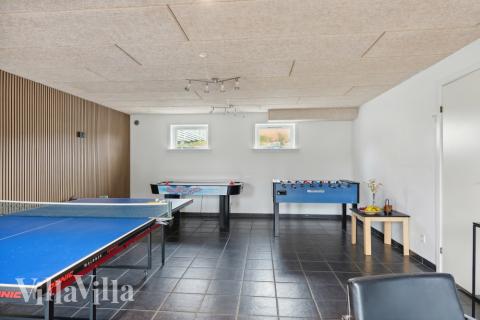 Dyst i sommerhusets aktivitetsrum, når I besøger luksushus nr. 148 i Østjylland.