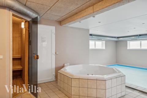 Nyd varmen i spaen i luksushus nr. 148 i Østjylland