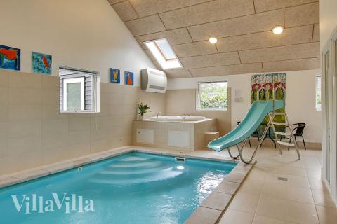 Det skønne poolrum med den 18 m2 store pool med rutsjebane, spa og sauna er fyldt med spændende detaljer