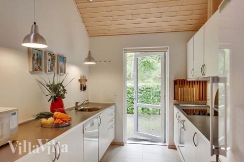 Køkkenet er opført i forbindelse med stuen, så der kan snakkes og hygges over madlavningen