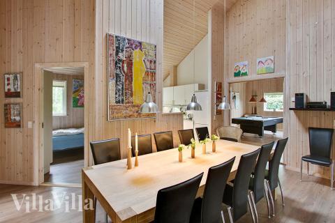 Opholdsrummet er et arkitektonisk flot og lyst rum, som indbyder til hyggeligt samvær med familie og venner