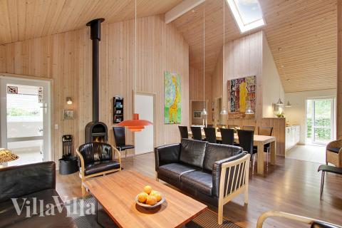 Hele huset er indrettet med flotte malerier og sans for detaljerne