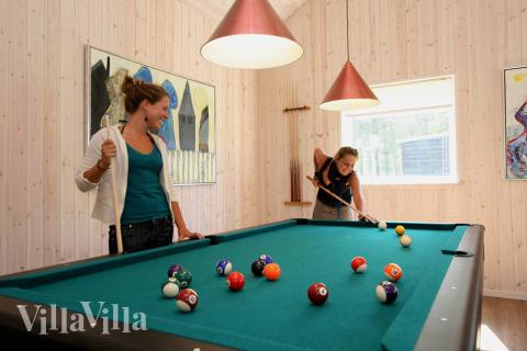 Er man til aktivitet på ferien, byder huset på mange muligheder - f.eks. kan der spilles billard, bordtennis og airhockey