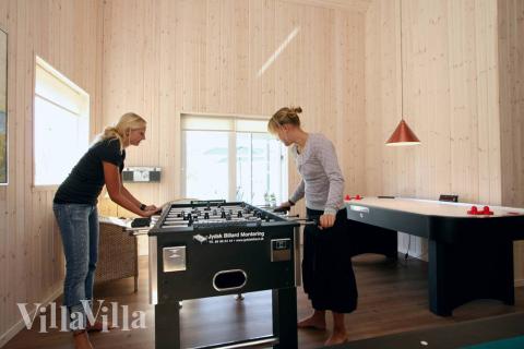 Udover airhockey, billard og bordtennis kan der også tages en kamp ved fodboldbordet