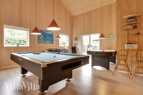 Luksushus 171 til 16 personer byder på et stort aktivitetsrum med bl.a. billard og dart