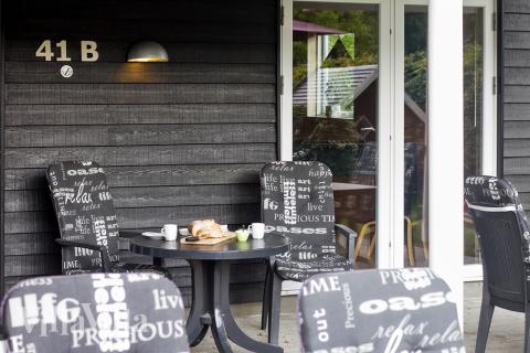 På terrassen i sommerhus nr. 171 er der plads til 16 personer.