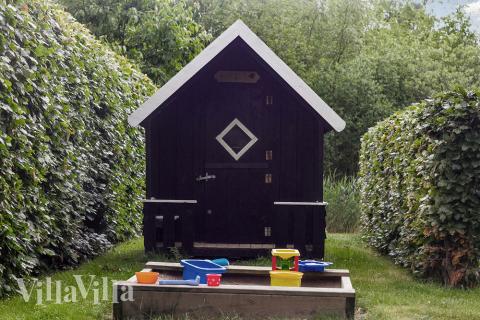 I det attraktive aktivitesrum i luksushus nr. 171 i Østjylland  er der masser af udendørs aktiviteter, f.eks. legetårn og gynge