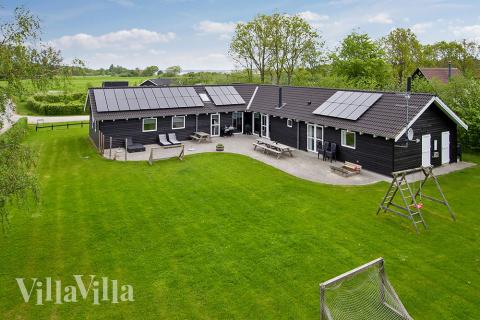 Dette eksklusive luksussommerhus er opført i et eftertragtet sommerhusområde tæt ved stranden og den charmerende by Ebeltoft