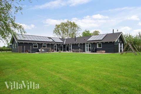 Der er en stor åben terrasse, hvor solen kan nydes i gode havemøbler