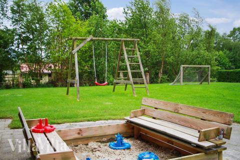 I det attraktive aktivitesrum i luksushus nr. 223 i Østjylland  er der masser af udendørs aktiviteter, f.eks. legetårn og gynge