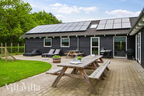 Nyd en grillaften på terrassen i luksushus nr. 223 i Østjylland