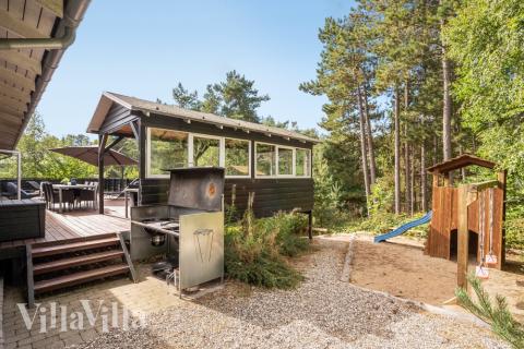 Ude-aktiviteter omkring sommerhus nr. 247.