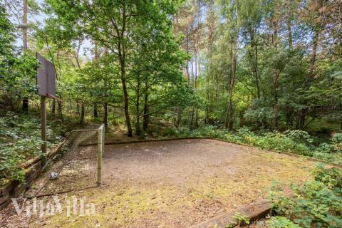 I det attraktive aktivitesrum i luksushus nr. 247 i Østjylland  er der masser af udendørs aktiviteter, f.eks. legetårn og gynge