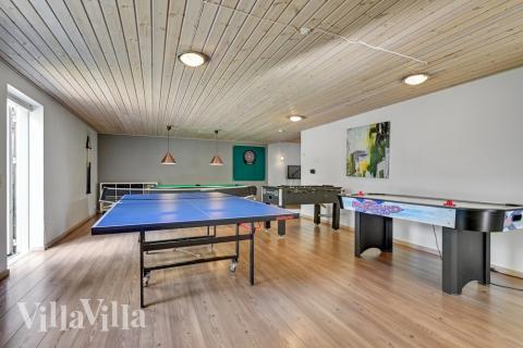 Luksushus 247 til 20 personer byder på et stort aktivitetsrum med bl.a. billard og dart